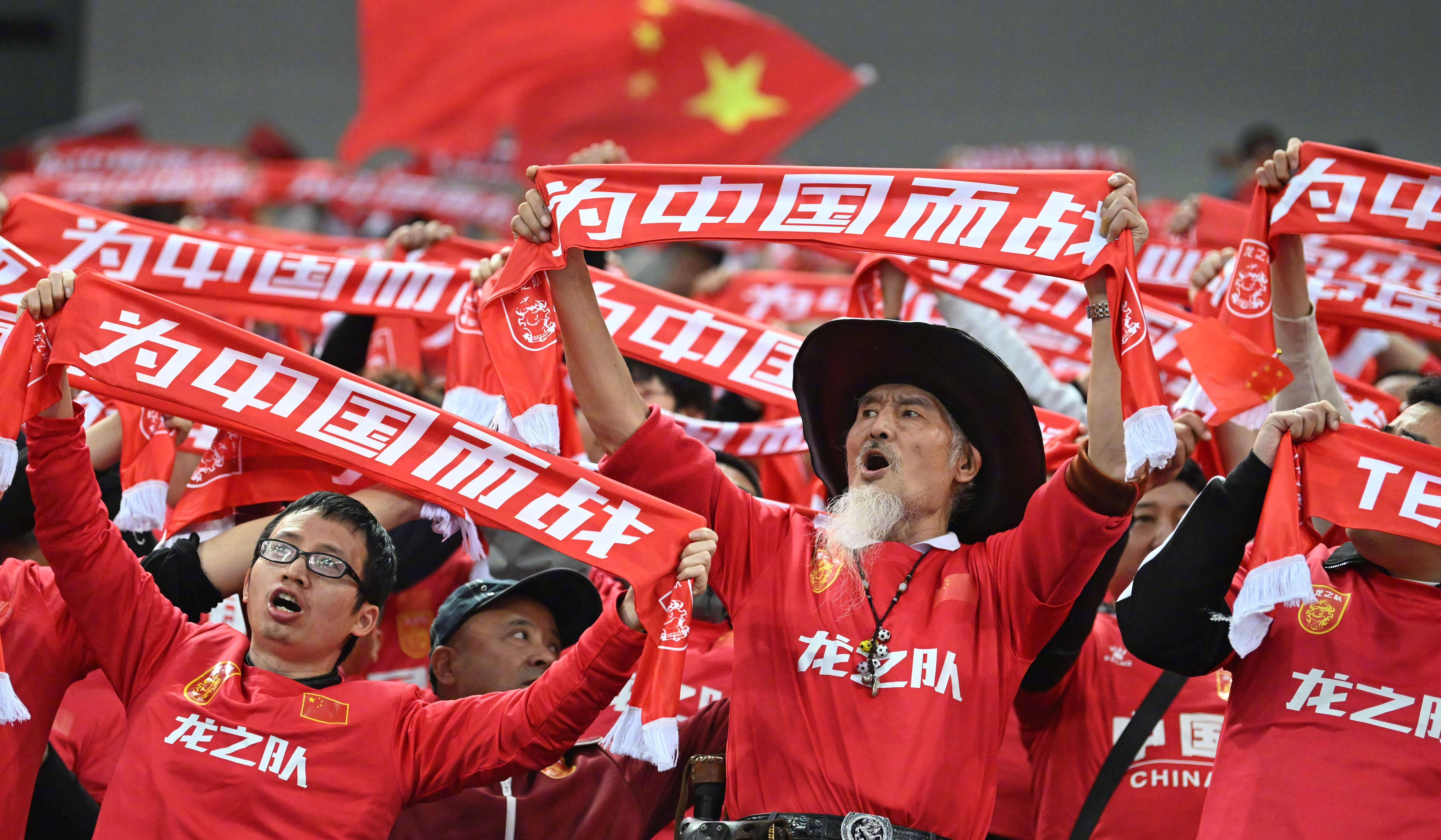 爱游戏体育-激烈较量结束，球迷沸腾欢呼